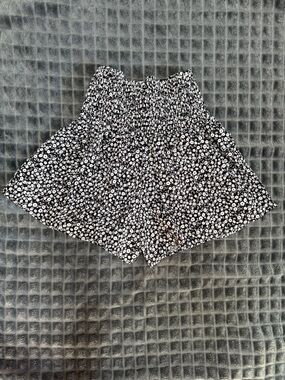 ❤️  Small Black White Floral Smocked Waist Womens Shorts (B2)